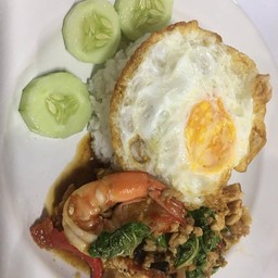 กะเพราหมูสับใส่กุ้ง+ไข่ดาว
