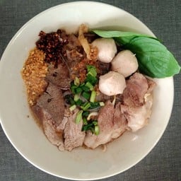 ก๋วยเตี๋ยวตาหนุ่ย หมูน้ำตกน้ำใส