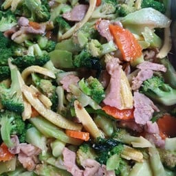 ผัดผักรวมบล็อคโคลี่ข้าวโพดอ่อนดอกกะหล่ำน้ำมันหอยกุ้งสด