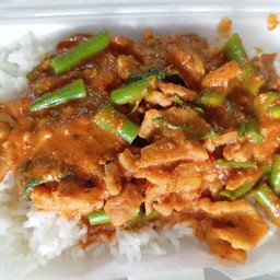 ผัดพริกแกง