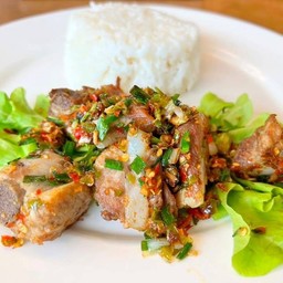 ข้าวซี่โครงหมูคั่วพริกเกลือ