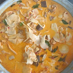 แกงคั่วไก่หน่อไม้ดอง(กับข้าว)