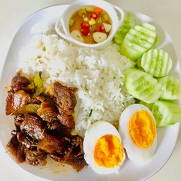 ข้าวหมูหวานไข่ต้มพริกน้ำปลา