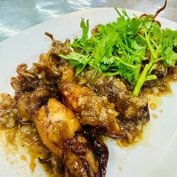 ปลาหมึกไข่ผัดกระเทียมพริกไทย