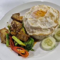 เครื่องแกงหมูกรอบไข่ดาว