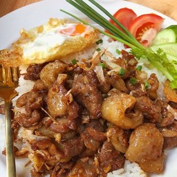 ข้าวหมูกระเทียม(เลือกเนื้อสัตว์ได้)
