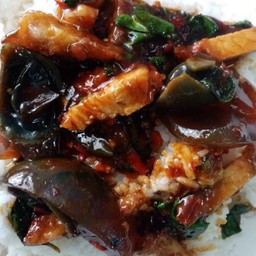 ผัดกระเพราไข่เยี่ยวม้าเป็นกับข้าว