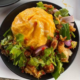 ข้าวหมูกรอบยำแซ่บ