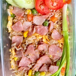 ข้าวผัดใส่เบคอน ผักหลากสีและไข่ค่ะ