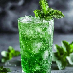 แฟนต้าน้ำเขียว เย็นเจี๊ยบ ใส่แก้ว ใส่น้ำแข็ง