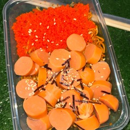 มาม่าผัดซอสเกาหลี ไส้กรอก ไข่กุ้ง