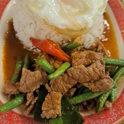 ข้าวผัดพริกแกงเนื้อ