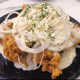 ไก่กรอบ ราดซอสซาวครีมหัวหอม