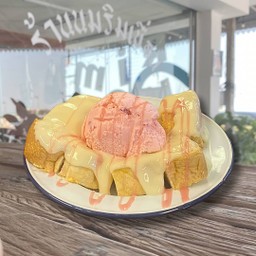 ปังปิ้งครีมนมสด ไอติมสตรอเบอร์รี่