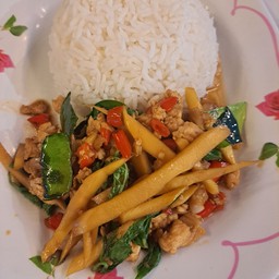 ข้าวกะเพราไก่หน่อไม้