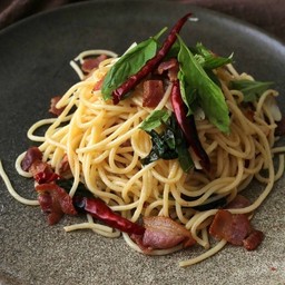 สปาเกตตีเบคอนพริกแห้ง