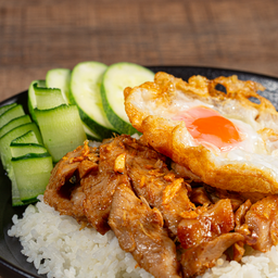 ข้าวหมูกระเทียม ไข่ดาว