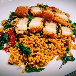 มาม่าหมูกรอบผัดกะเพรา