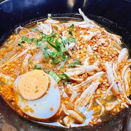 ก๋วยเตี๋ยวต้มยำไก่ฉีก (น้ำ)