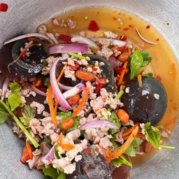 ยำไข่เยี่ยวม้าหมูสับ