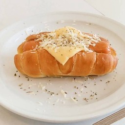 Sausage cheese shio Pan (ไส้กรอกชีส)
