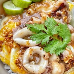 หมึกกระเทียมไข่เยิ้มราดข้าว