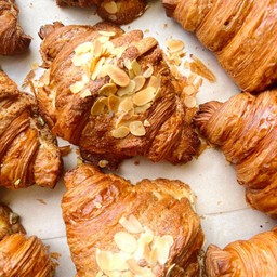 Croissant almond l ครัวซองต์อัลมอนด์