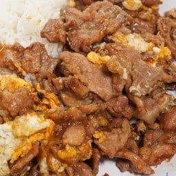 เนื้อกระเทียมไข่เยิ้มราดข้าว