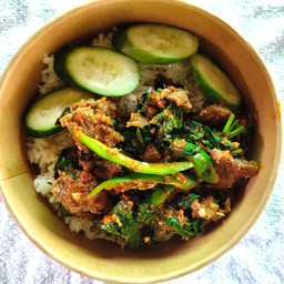 พริกแกงไก่ใบยี่หร่าราดข้าว