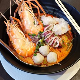ก๋วยเตี๋ยวต้มยำกุ้งแม่น้ำ+ปลาหมึก(River prawn tom yum noodles soup)