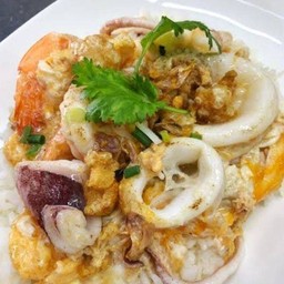 ทะเลกระเทียมไข่เยิ้มราดข้าว