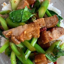 ข้าวผัดคะน้าหมูกรอบ