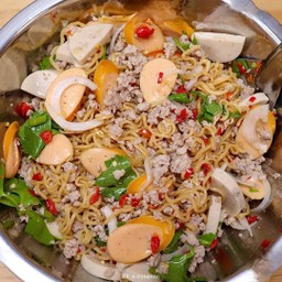 [อร่อยซ่ากับโค้ก] ยำมาม่า-หมูสับหมูยอไส้กรอก +  โค้ก ออริจินัล (กระป๋อง)