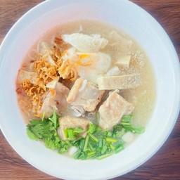 ก๋วยจั๊บญวนกระดูกอ่อนหมูใส่ไข่