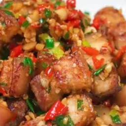 ข้าวหมูกรอบคั่วพริกเกลือ