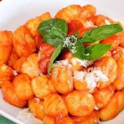 น็อคคี่ซ้อสมะเขือเทศและมอสซาเรลล่าชีส