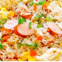 ข้าวผัดไส้กรอกใส่ไข่(ใส่ต้นหอม,แครอท