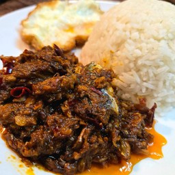 ข้าวราดผัดฉ่าปลากระป๋อง (สูตรชาวประมง)