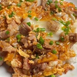 หมูกระเทียมไข่เยิ้มราดข้าว