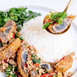 ข้าวกะเพราไข่เยี่ยวม้า