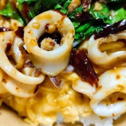 กระเพราปลาหมึกไข่เยิ้มราดข้าว