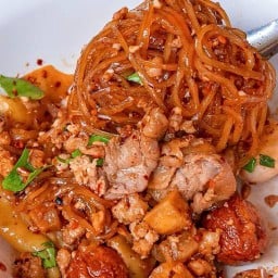 ครัวในบ้าน หมี่ไก่ฉีก ก๋วยเตี๋ยวแห้งโบราณ & เฟรนฟรายชีสเยิ้ม