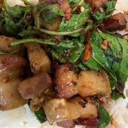 ข้าวกะเพราหมูสามชั้น