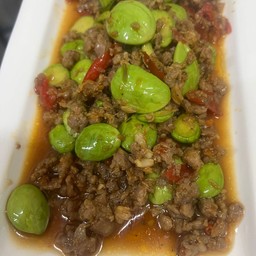 หมูสับผัดกะปิสะตอ stir-fried minced pork w/stink bean &shrimp paste