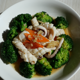 บล๊อคเคอร์รี่ผัดปลาหมึกสด 西蘭花炒鮮魷