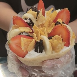 เครปสตรอเบอรี่ กล้วย โอริโอ้ คอร์นเฟลค ครีมนมสด