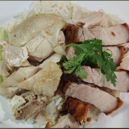 ข้าวมันไก่ต้มผสมหมูกรอบ