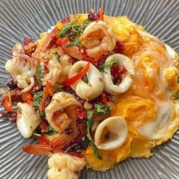 กระเพราทะเลไข่เยิ้มราดข้าว