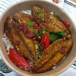 พริกแกงใต้ปลาทูเถื่อนใบโหระพา (ราดข้าว)