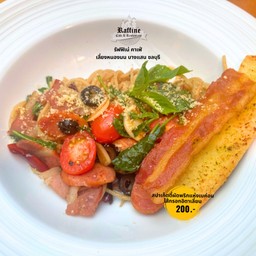 สปาเกตตี้ผัดพริกแห้งเบคอนไส้กรอกอิตาเลี่ยน